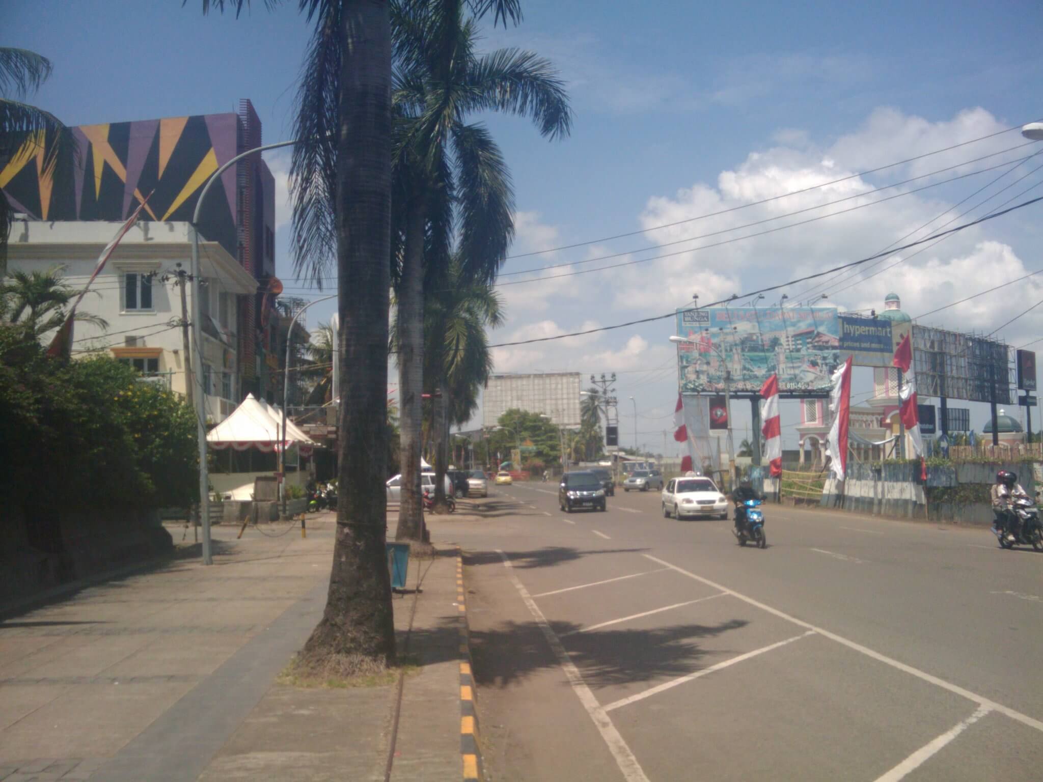 As we walk, this’s losari beach street view