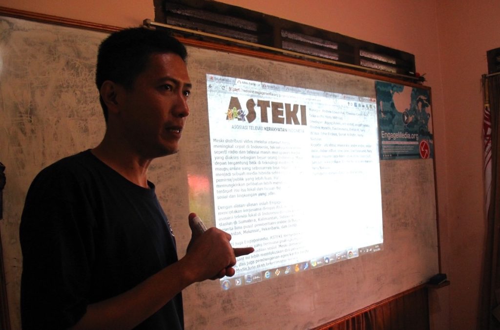 Yerry(EM) gives introduction for ASTEKI members about online distribution workshop.