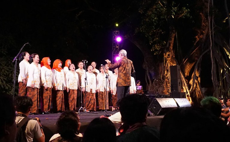 1965-1 A choir group called Dialita (an abbrevation of “Di Atas Lima Puluh Tahun” or “Above 50 Years Old”)