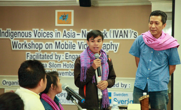 Saraen Hin, from the Kreung indigenous people in Cambodia, shares his insights after the first day of the workshop. Yerry Borang of EngageMedia facilitated this session. (Photo by Mona Sihombing)
